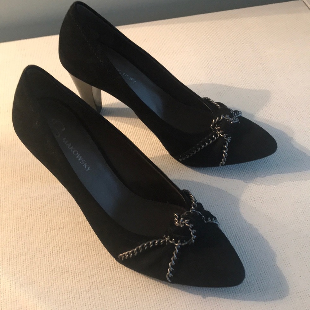 Suede black pumps with cool chain detail